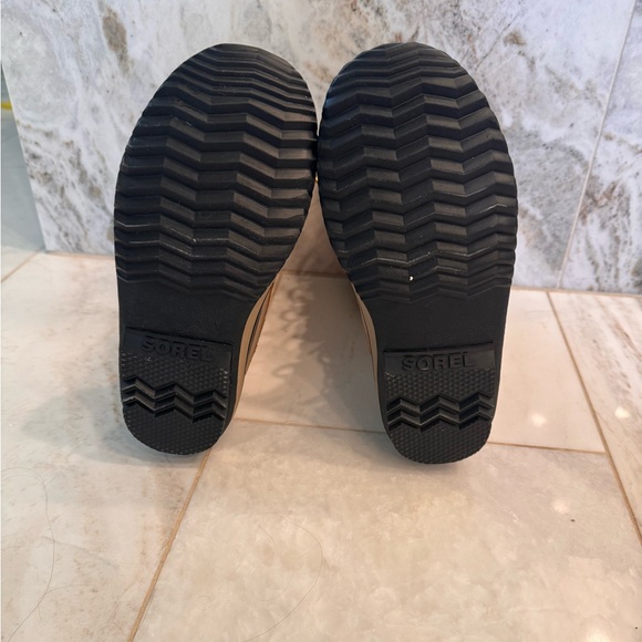 Sorel Size 7 Joan of Arctic WP Boots in Camel & Black with removable fur insert - Picture 7 of 7